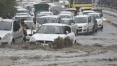 दिल्ली-एनसीआर में भारी बारिश से यातायात प्रभावित